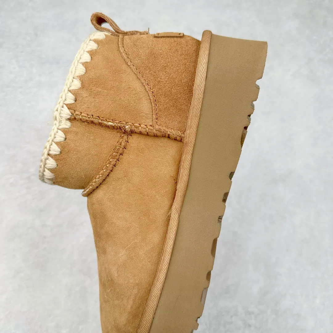 Pick up locally 💰520 UGG 6109G classic wooden buckle autumn and winter sheep fur all-in-one snow boots. All shoes are made from ZP. Longfeng A-grade Australian imported sheep fur all-in-one women's boots. Brand OEM production line. Fully follow the ZP process. Original pattern maker of the OEM. Adhering to the principle of no original shoes and no development selection. Pay attention to every detail. The most authentic version on the market TREADLITE "Light Wing" technology outsole Lightweight/durable/flexible/pile size: 35 36 37 38 39 40 Coding: by2936090